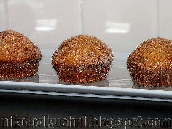 Muffinkowe pączki z posypką cukrową