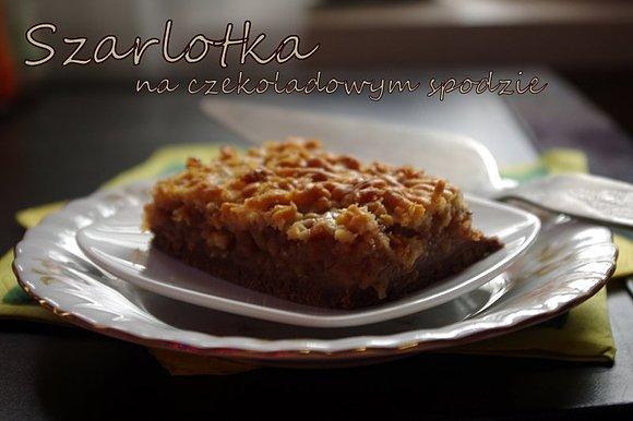 Szarlotka na czekoladowym spodzie
