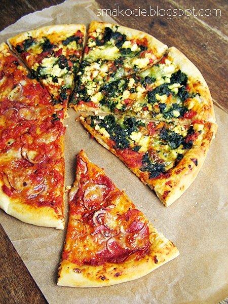 Pyszna pizza pół na pół z różnorodnymi dodatkami