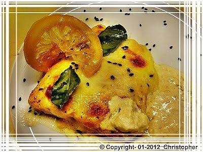 Łosoś pod mozzarellą z czarnym sezamem