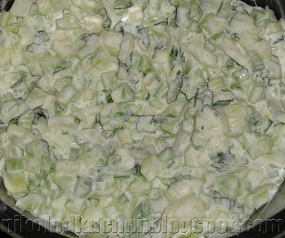 Raita - indyjski dip z ogórkiem i cebulą