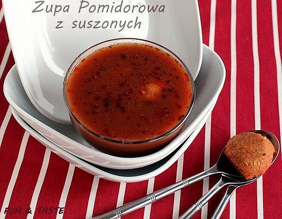 Kremowa zupa pomidorowa z suszonymi pomidorami i cebulą