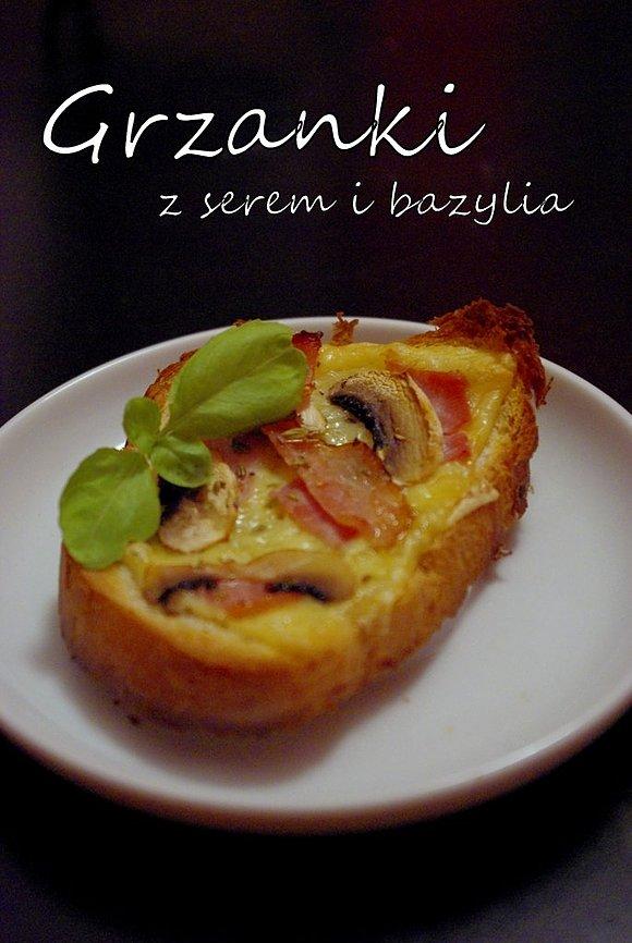 Grzanki z serem żółtym i bazylią