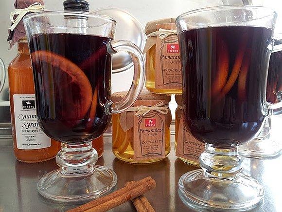 Grzane wino z pomarańczami i syropem cynamonowym
