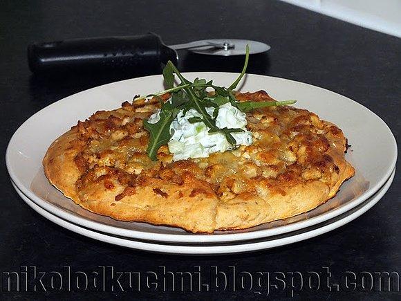 Pizza satay z masłem orzechowym, rukolą i raitą