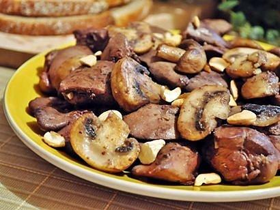 Smażona wątróbka z grzybami i orzeszkami piniowymi