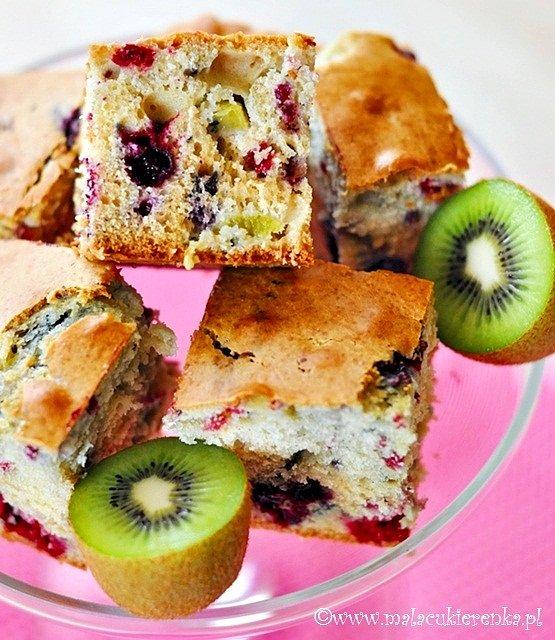 Ciasto z kiwi i mrożonymi owocami