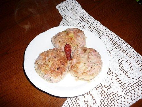 Klopsy z suszonymi pomidorami i bazylią na parowej patelni