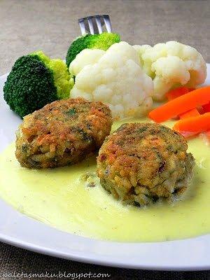 Delikatne kotleciki ryżowe ze szpinakiem i sosem serowym z curry