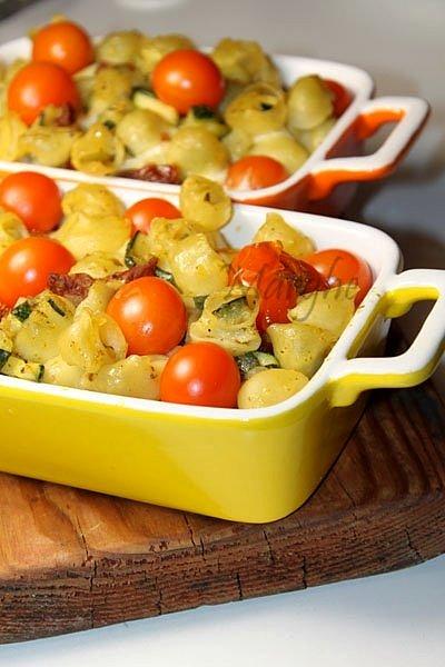 Makaron z cukinią pomidorami i mozzarellą zapiekany