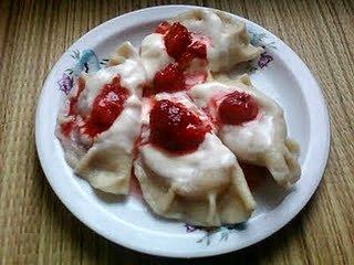 Pierogi z malinami i truskawkami w cieście domowym