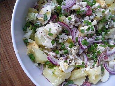 Pikantna sałatka ziemniaczana z salami