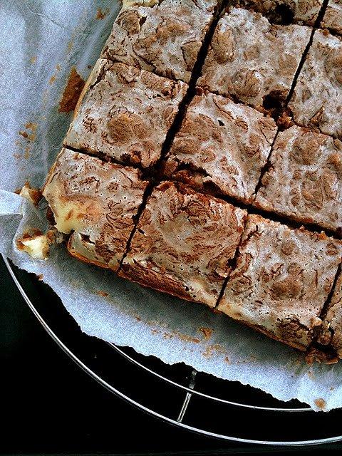 Sernikowo-marmurkowe brownies z orzechami