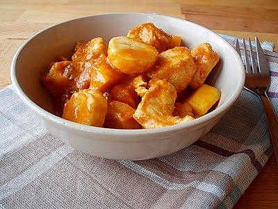 Curry z kurczaka z bananami mango i rodzynkami