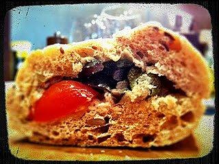 Pan Bagnat z anchois - mega kanapka biegacza