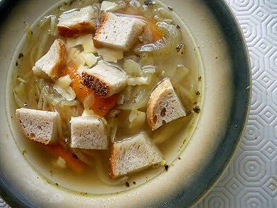 Rozgrzewająca zupa cebulowa
