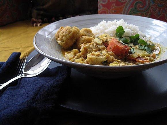 Curry z rybą meen moolie z południowych indii