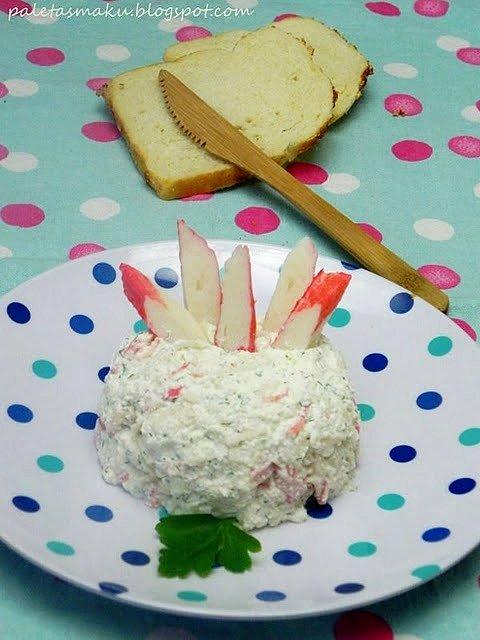 Twarogowa pasta z surimi na śniadanie