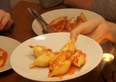 Muszle z warzywami i mozzarellą w sosie pomidorowym