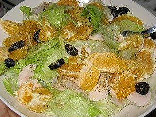 Sałata lodowa z szynką, pomarańczą, oliwkami i oregano