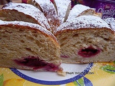 Drożdżówka do kawy z jabłkami i wiśniami