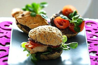 Razowy chicken burger z pastą z czarnej fasoli i roszponką