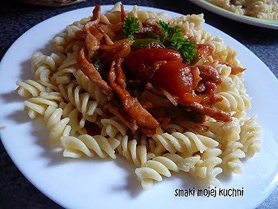 Fusilli z boczkiem, chili i pomidorami
