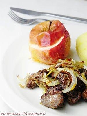Wątróbka z cebulką i pieczonym jabłkiem