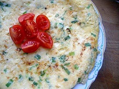 Puszysty omlet z serkiem wiejskim