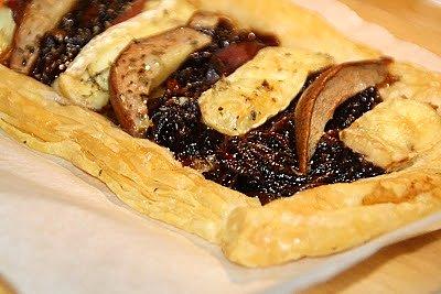 Tarta z konfiturą z czerwonej cebuli, gruszką, camembertem i szynką parmeńską