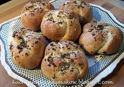 Czosnkowe bułeczki - przepis na aromatyczne pieczywo