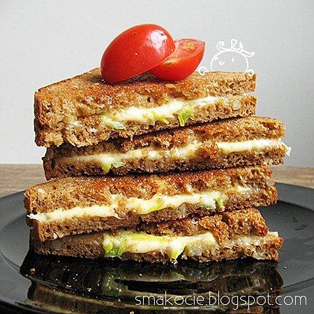 Skrzaty na grillowanej kanapce