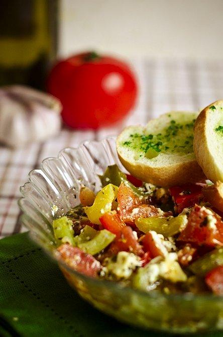 Feta zapiekana z papryką i pomidorami