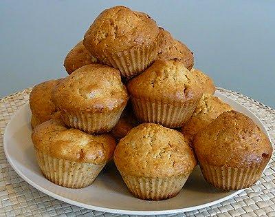 Muffinki z białą czekoladą i bananami