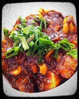 Kurczak z orzeszkami i czarną fasolą w sosie chili