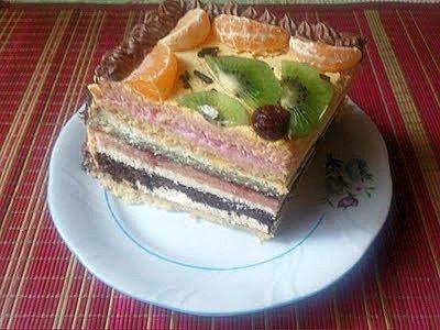 Tort biszkoptowy z kolorowym budyniem