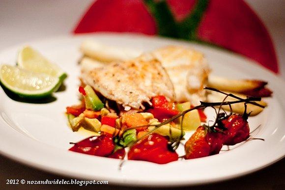 Sandacz z patelni z guacamole i pieczonymi szparagami
