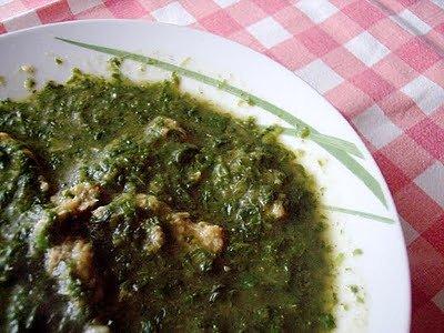 Aromatyczna zupa szpinakowa z kawałkami kotletów sojowych