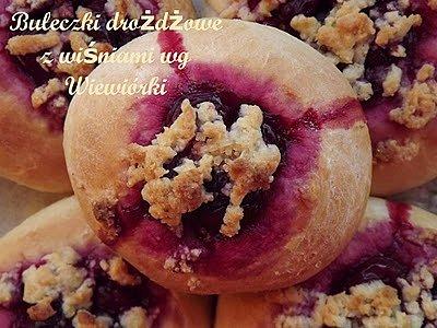 Bułeczki drożdżowe z wiśniami