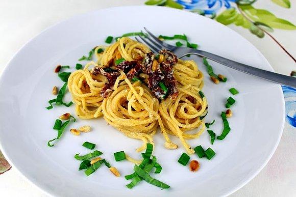 Spaghetti z ricottą, suszonymi pomidorami i orzechami pinii