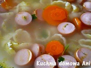 Lekka zupa z makaronem i parówkami