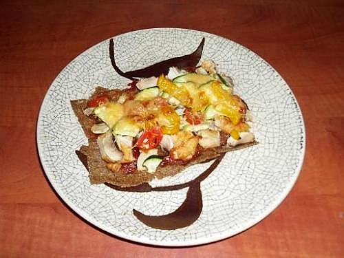 Fit pizza z pieczonym kurczakiem na chrupiącym razowym spodzie