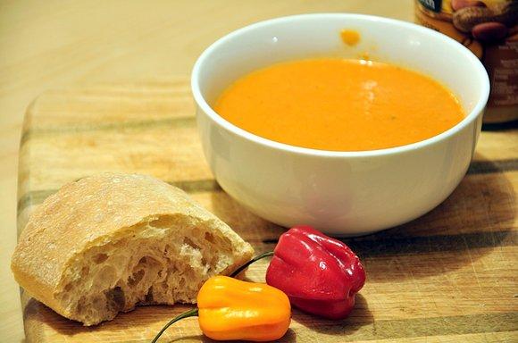 Afrykańska zupa z orzechami i ostrej papryczki chilli