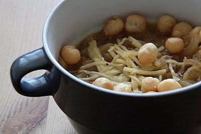 Zupa cebulowa przepisy na rozgrzewającą i sycącą zupę
