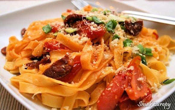 Tagliatelle z chorizo i rozmarynową pangritatą