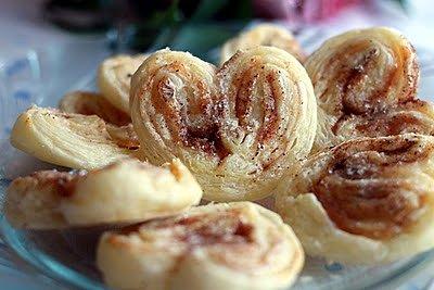 Serduszkowe ciasteczka francuskie z cynamonem i cukrem