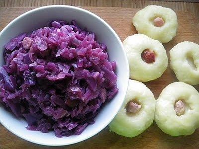 Kluski śląskie z modrą kapustą