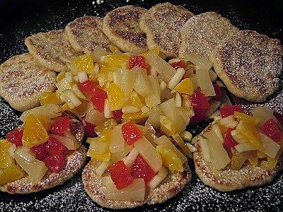 Placuszki drożdżowe z owocami