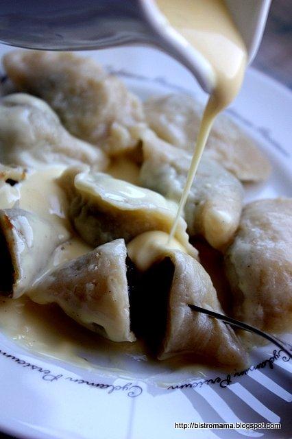 Pierogi z suszoną śliwką w sosie waniliowym