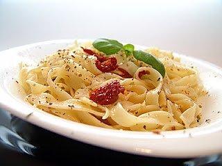 Pasta aglio olio e pomodoro